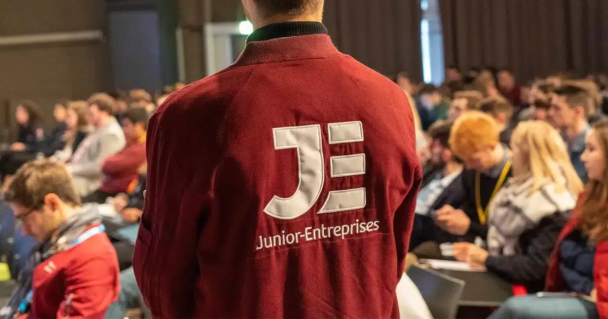 Veste avec le logo de la marque Junior-Entreprise