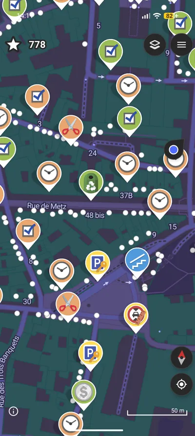 Capture d'écran de StreetComplete dans le centre de Toulouse : marqueurs de quêtes (horaires d'ouverture, stationnement, recyclage...) et compteur d'étoiles